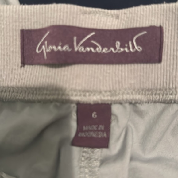 Gloria Vanderbilt - Picture 2 of 3